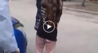 Звони своим родителям!: женщина отругала маленькую девочку за грубую брань