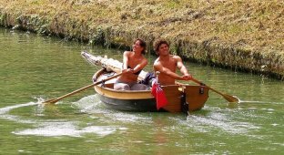 Супружеская пара проплыла на самодельной лодке с веслами путь из Англии во Францию (14 фото)