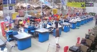 В Бразилии на покупателей обрушились стеллажи в супермаркете