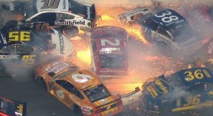 Массовая авария на гонке NASCAR с участием половины пелетона (3 фото + 1 видео)