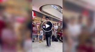 Этот парень показывает, как делать воздушный шаг
