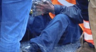 В Польше активисты приклеили себя к проезжей части и пожаловались на спасателей (3 фото)