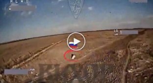 Оккупант прячется от украинского дрона под корытом
