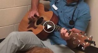 Заботливый ветеринар поет песни для своих четвероногих пациентов
