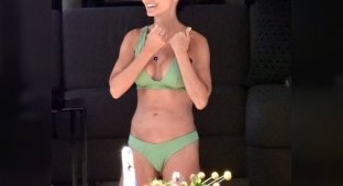 60-летняя Деми Мур показала фигуру в миниатюрном купальнике (9 фото)