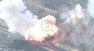 Охоплений вогнем окупант вискакує з нового російського танка Т-90М, що горить.