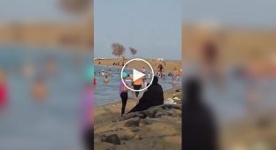 Мужчина издалека заметил тонущего мальчика и бросился ему на помощь