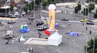 Щось мені це нагадує: встановлена ​​на центральній площі скульптура розсмішила городян (5 фото)