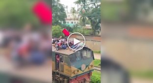 Поезд в Индии как аттракцион