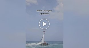 Мужчина пролетел на флайборде с кальяном в руках