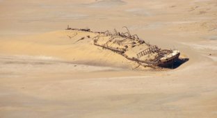 The most famous ship in the desert (5 photos)