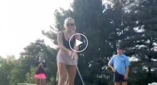 Девушка и ее первые попытки игры в гольф