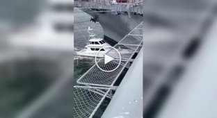Пьяный капитан яхты врезался в американский авианосец в гавани Сан-Диего и уплыл
