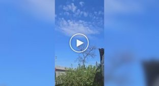 Украинские защитники на фронте получают паски с помощью дронов