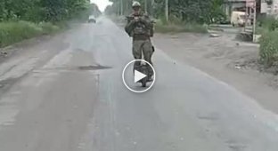 Український солдат зі своїм новим пристроєм