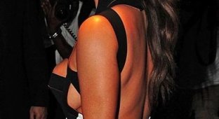 Ким Кардашян в откровенном платье на вечеринке... (9 фото)