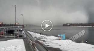 Киев красиво накрыло снежным облаком