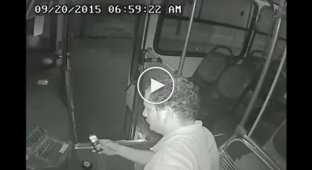 Парень-инвалид пришел на помощь водителю автобуса