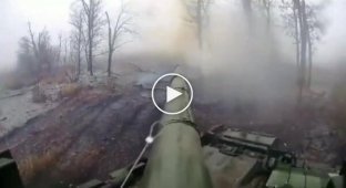 Екіпаж українського танка знищує окупантів біля Авдіївки