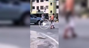 Девушка на самокате спровоцировала аварию