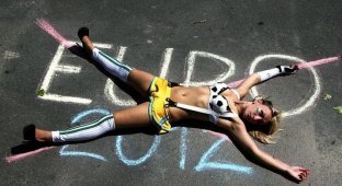Протесты FEMEN против Евро-2012 (14 фотографий)