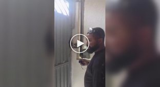 Хотел показать работу ворот, но получил дверцей прямо по лицу