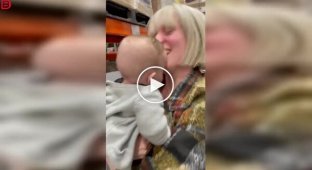 Дитина провалилася в гору подушок у магазині