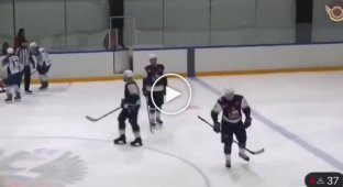 Amateur hockey player beat the referee during the match