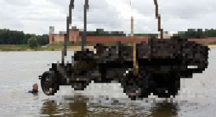 Военный грузовик времен ВОВ подняли со дна реки (11 фото)