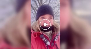 Дістала телефон, щоб сфотографувати фазану