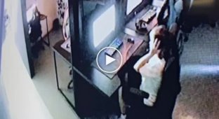 Девушка психанула и разбила монитор в компьютерном клубе