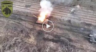 Оператор українського FPV-дрону скинув гранату у люк ворожого танка