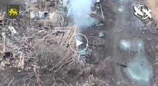 Kamikaze drone of the 60th Separate Mechanized Brigade attacks a Russian invader in the back in the Liman direction