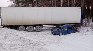Пожилые супруги погибли на трассе в Свердловской области (5 фото)