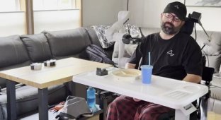 Пациент с нейрочипом Neuralink показал, как силой мысли управляет роборукой (1 фото + 1 видео)