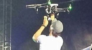 Во время концерта Энрике Иглесиас поранил руку, пытаясь поймать дрон (8 фото)
