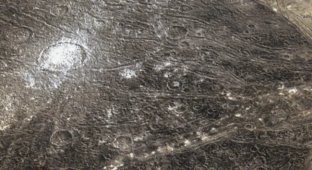 Ганимед: что скрывают белые пятна на снимке "Галилео"? (4 фото)