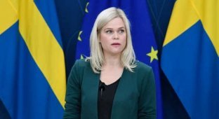 Шведський міністр зізналася, що боїться бананів (3 фото)