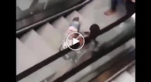 Реакция жителей Камеруна на эскалатор в торговом центре