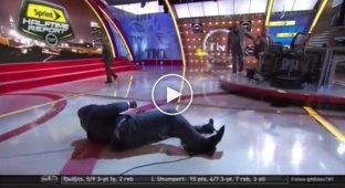 Баскетболист Шакил ОНил упал в прямом эфире телепередачи