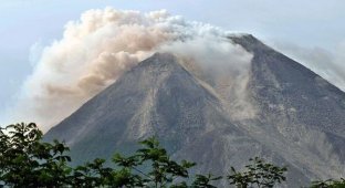 Бушующий вулкан в Индонезии (15 фото)