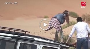 Єгипетському футболісту влаштували жорстокий розіграш із величезним вараном посеред пустелі
