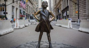 История памятника “Бесстрашная девочка” напротив биржи NYSE (4 фото)