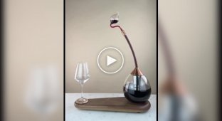 Графін, який сам наливає напій у бокал