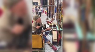 A street musician in Portugal uses hens in their orchestra