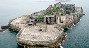 Hashima Island: Why did the Japanese abruptly leave the prosperous island? (5 photos)