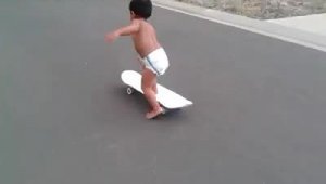 Двухлетний мальчик на скейте