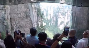 Double deck elevator built on a cliffside in China