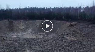 Воронка на месте падения сбитой на Киевщине российской ракеты
