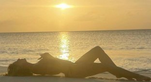 Горячая фотосессия 48-летней Хайди Клум на берегу океана (15 фото)